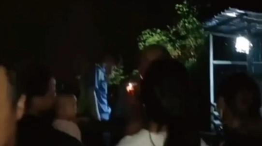 上千游客滯留湖北一峽谷?景區(qū)回應(yīng)